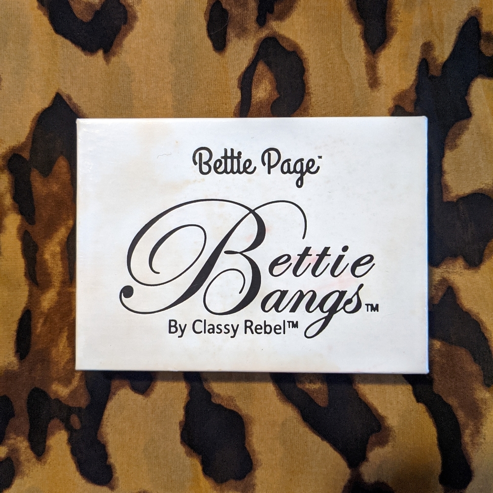 Clip-in Bettie Bangs 🖤